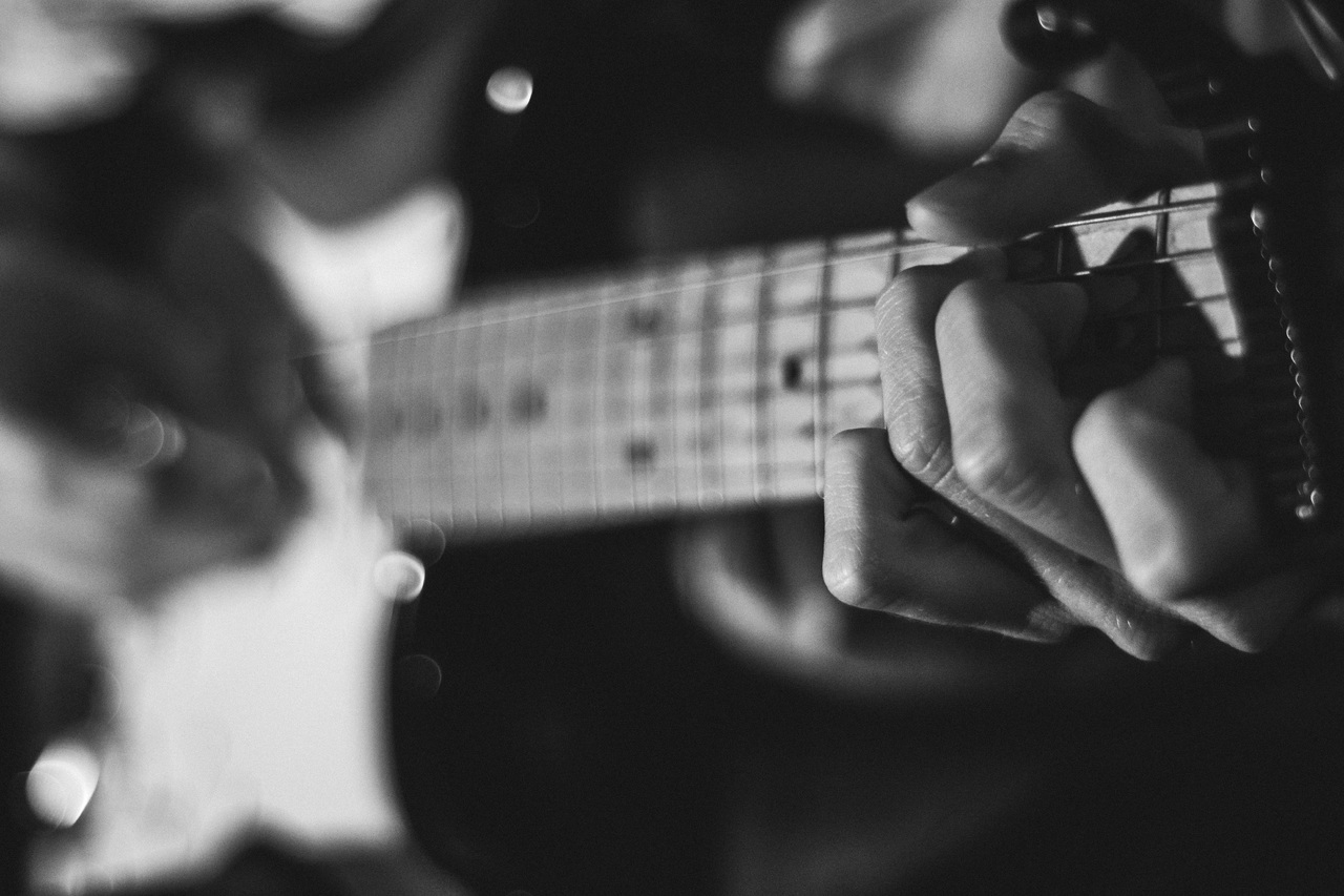 hand-music-black-and-white-white-photography-guitar-20400-pxhere.com