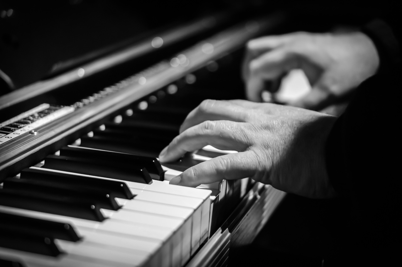 music-black-and-white-keyboard-technology-white-instrument-843135-pxhere.com